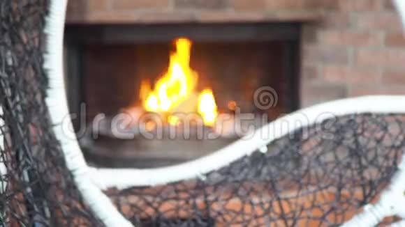 在舒适的砖制壁炉氛围中燃烧火焰视频的预览图
