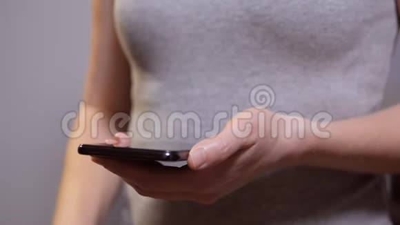 一位女士用消毒喷雾治疗她的智能手机视频的预览图