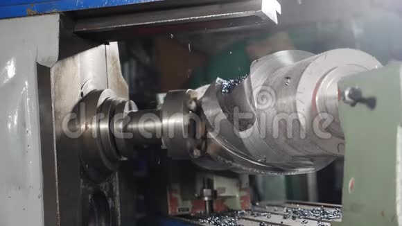 工业生产锁匠产业理念砂轮在缓慢运动中产生火花金属研磨机视频的预览图