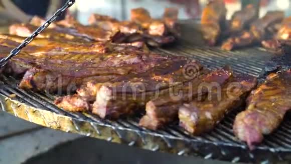 烧烤派对上挂格的肉汁排骨视频的预览图