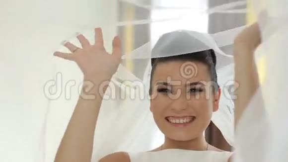 快乐的新娘靠近她的裙子微笑视频的预览图