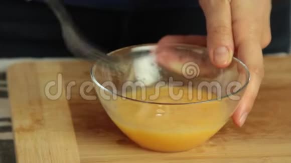 烹调和准备蛋奶饼收据视频的预览图