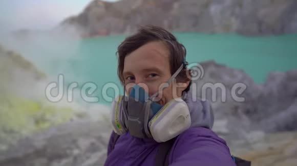 年轻的旅行者在Ijen火山口或KawahIjen拍摄了一段自拍视频里面有一个大酸湖视频的预览图