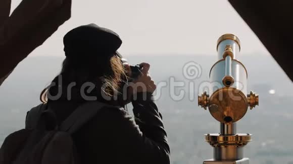 后景快乐优雅的摄影师女人在著名的埃菲尔铁塔慢动作之上拍摄巴黎景色视频的预览图