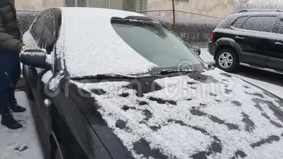 清理正在下雪的汽车冬天寒冷的早晨黑车视频的预览图