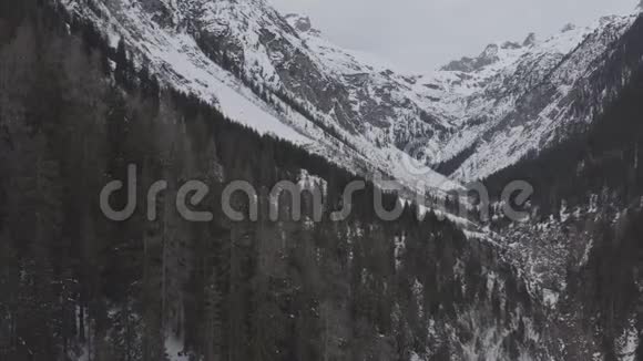奥地利阿尔卑斯山脉在阴天的高空拍摄视频的预览图