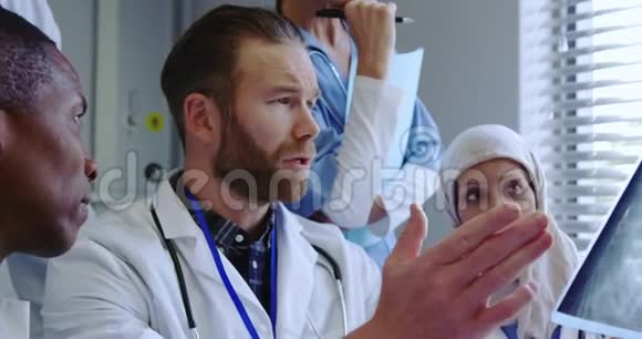 多民族医生在医院讨论x光报告的特写视频的预览图