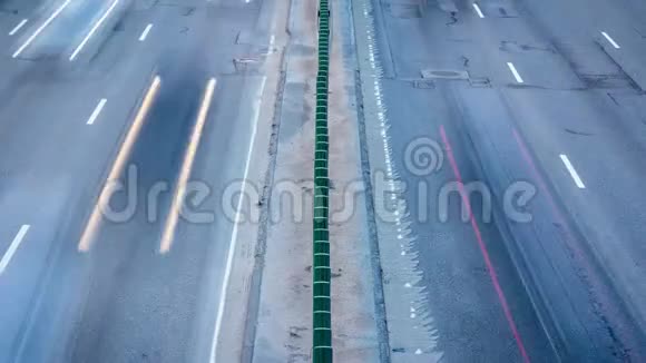 汽车在高峰时间从上面行驶道路运动时间的推移繁忙街道上的灯光小径视频的预览图