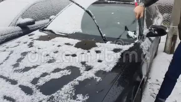 清理正在下雪的汽车冬天寒冷的早晨黑车视频的预览图