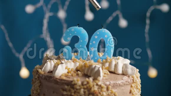 生日蛋糕蓝色背景上有30支蜡烛蜡烛吹灭了慢动作和特写视频的预览图