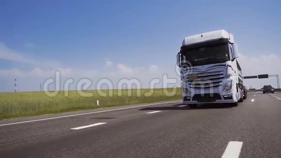 前视镜头跟随一辆白色卡车在高速公路上行驶视频的预览图