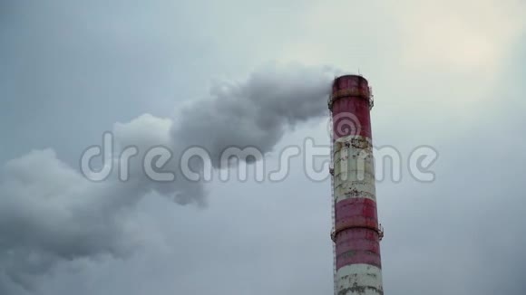 从工厂烟囱里冒出来的深色有毒烟云旧工业发电厂造成的空气污染和全球变暖视频的预览图