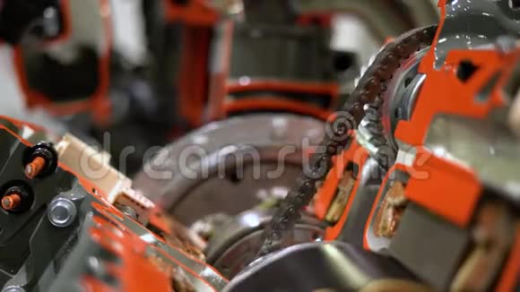 关闭旋转汽车发动机链汽车服务中的金属链纺纱修理车间视频的预览图