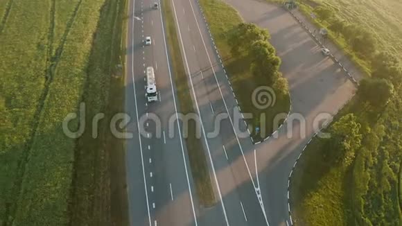 加油机油车高速公路上的卡车空中无人机视野视频的预览图
