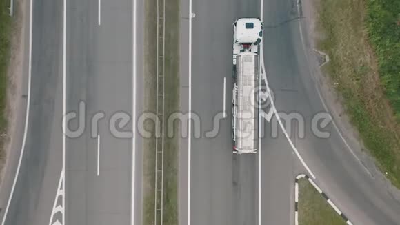 AERIAL汽油油罐车在笔直的道路上行驶视频的预览图
