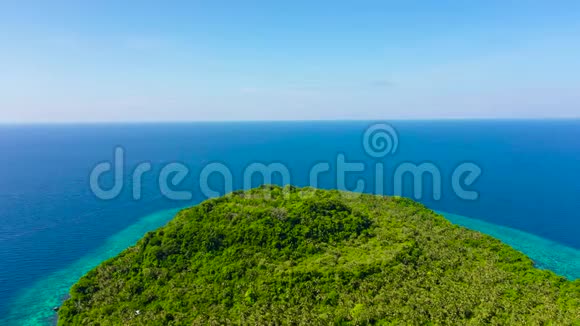 菲律宾莱特岛希莫基兰岛热带岛屿覆盖在丛林中俯视风景视频的预览图