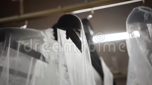 在精品店里用白色半透明浅色连衣裙特写衣架衣服挂在购物中心时尚视频的预览图
