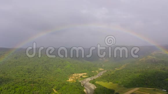 彩虹在一个山谷雨后俯视视频的预览图
