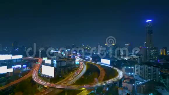 曼谷首都曼谷的天际线夜晚闪耀摩天大楼视频的预览图