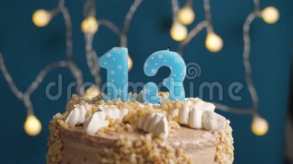 生日蛋糕蓝色背景上有13支蜡烛蜡烛吹灭了慢动作和特写视频的预览图