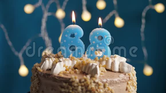 生日蛋糕蓝色背景上有68个数字蜡烛蜡烛吹灭了慢动作和特写视频的预览图