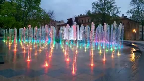 傍晚城市里美丽的彩色喷泉视频的预览图