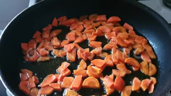 我们清洗胡萝卜准备煎炸我们把它切成薄片放在透明的地方视频的预览图