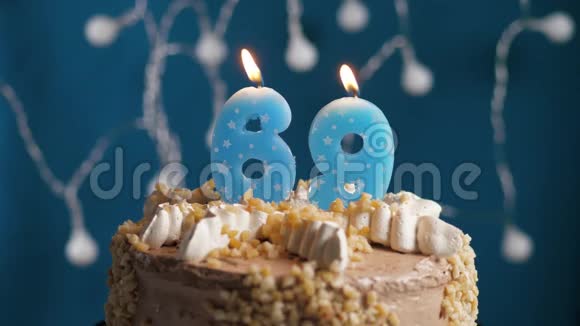 生日蛋糕蓝色背景上有69支蜡烛蜡烛吹灭了慢动作和特写视频的预览图