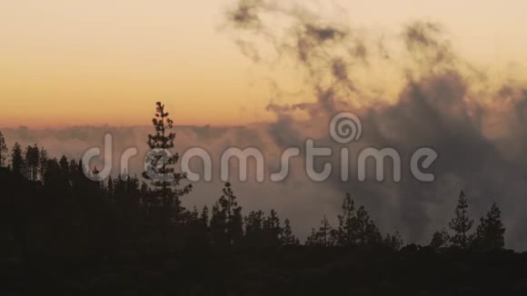 日落时分群山中乌云密布的景象视频的预览图
