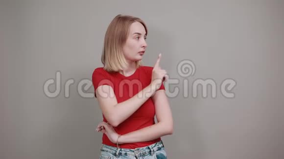 一位穿着红色休闲衬衫双手交叉睡觉的滑稽眨眼的年轻女子视频的预览图