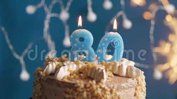 生日蛋糕80号蜡烛和闪闪发光的蓝色背景慢速运动和特写镜头视频的预览图