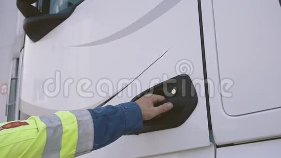 手打开卡车的门货物运输概念视频的预览图