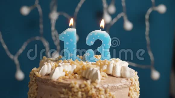 生日蛋糕蓝色背景上有13支蜡烛蜡烛吹灭了慢动作和特写视频的预览图