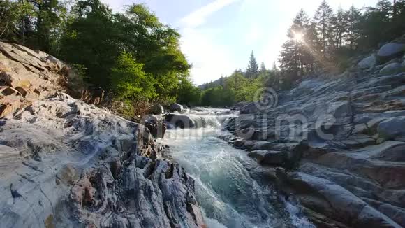 河流流经岩石山脉靠近翡翠池视频的预览图