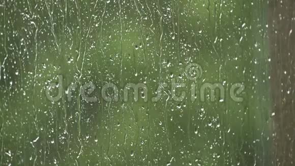 雨水从窗户表面往下流外面下着大雨大风和雨滴落在玻璃窗上视频的预览图