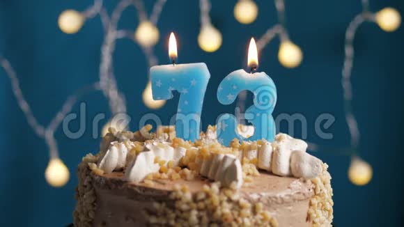生日蛋糕上有73根蜡烛在蓝色的背景上蜡烛吹灭了慢动作和特写视频的预览图