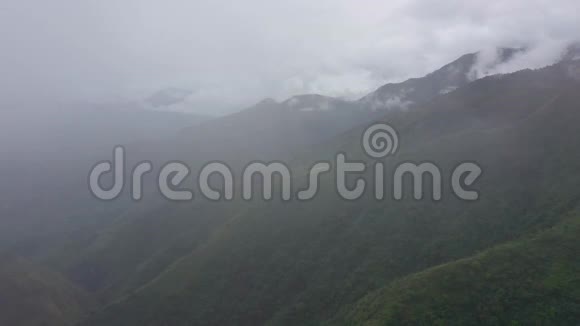 山顶上的雨林高地的雨云视频的预览图