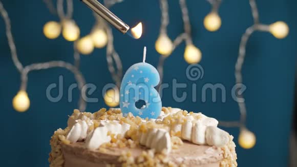 蓝背上有6号蜡烛的生日蛋糕蜡烛吹灭了慢镜头和特写镜头视频的预览图