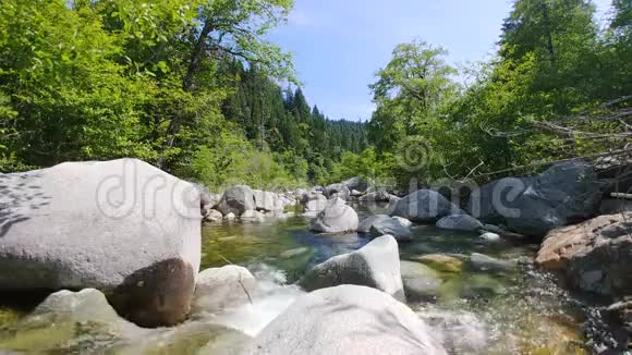 翡翠池小瀑布穿过岩石变成清澈的流水在蓝天视频的预览图