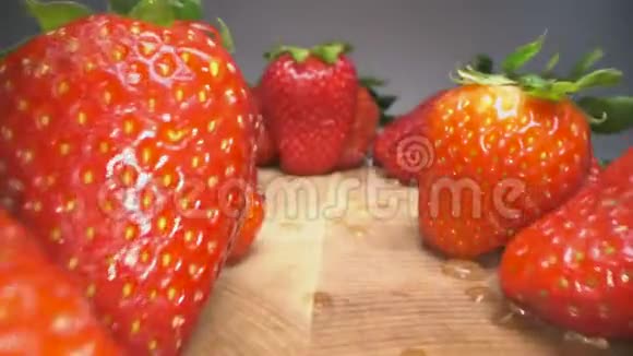 多利的红色多汁草莓在木制背景上甜收获草莓背景健康食品生活方式视频的预览图