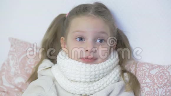 一个生病的小女孩躺在床上照顾孩子感冒和病毒性疾病的肖像视频的预览图