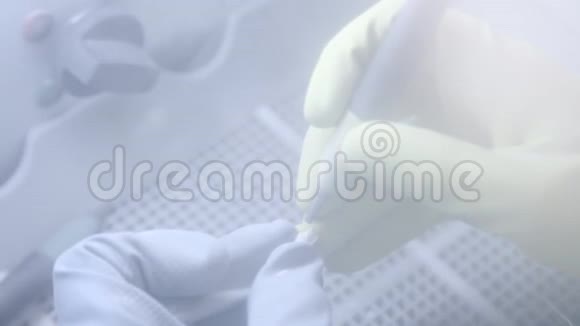牙科技师在牙科实验室使用喷砂器抛光人造陶瓷牙齿专业人员戴手套视频的预览图