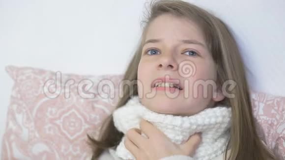 一个生病的女孩躺在床上喉咙痛照顾孩子患感冒和病毒性疾病视频的预览图