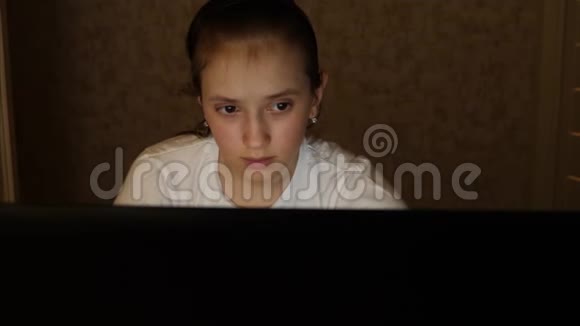 一个年轻女孩坐在笔记本电脑前做作业青少年学校教育的现代技术儿童视频的预览图