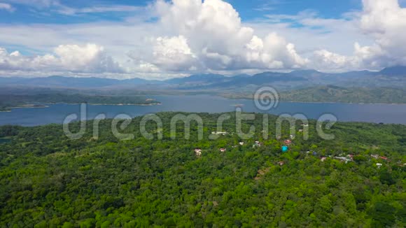 青山绿水间的湖泊潘塔班干湖视频的预览图
