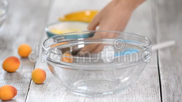把糖和黄油混合在玻璃碗里在碗里搅拌原料视频的预览图