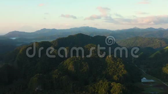 日出清晨山体景观鸟瞰视频的预览图