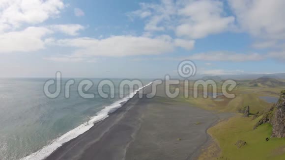 冰岛维克的无尽火山黑沙滩视频的预览图
