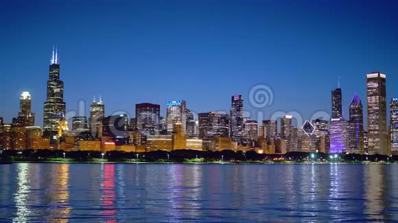 芝加哥的城市灯光在夜晚的天际线视频的预览图