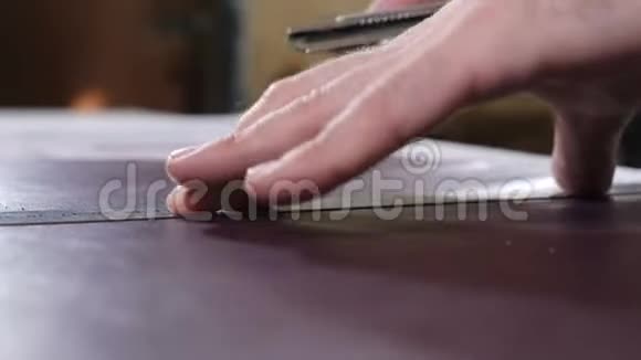 缝纫和切割皮革DIY手工制作包钱包小型私人企业工艺品皮革制造商视频的预览图